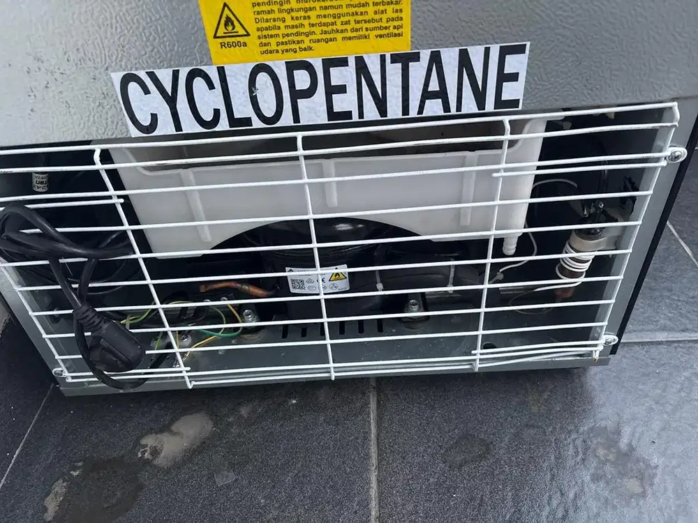 Dijual cepat showcase rsa 3 rak sedang