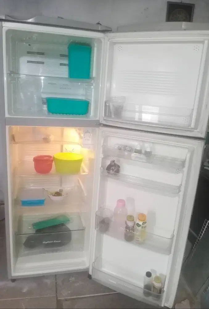 Kulkas 2 pintu  SANYO ukuran JUMBO. Mesin original pabrik belum rusak