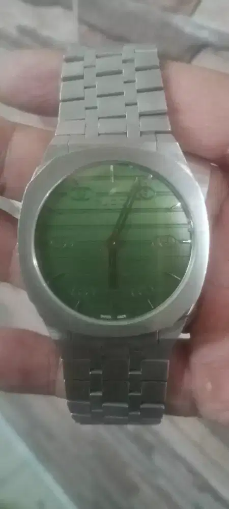 Jam pria Gucci green dial
