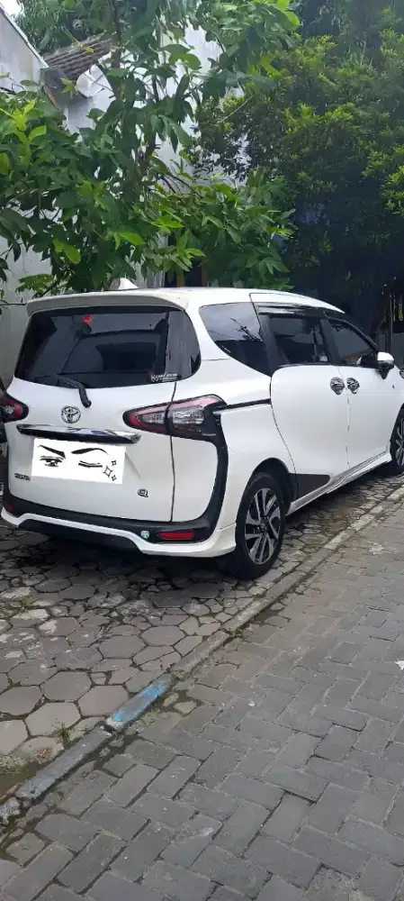 Toyota Sienta Q 1.5 AT Warna Putih, Pintu Geser, Mobil Keluarga Nyaman