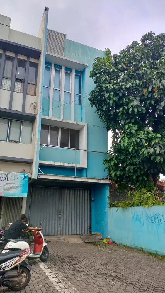 DISEWAKAN Ruko 3 Lantai Pinggir Jalan Raya – Parkiran Super Luas