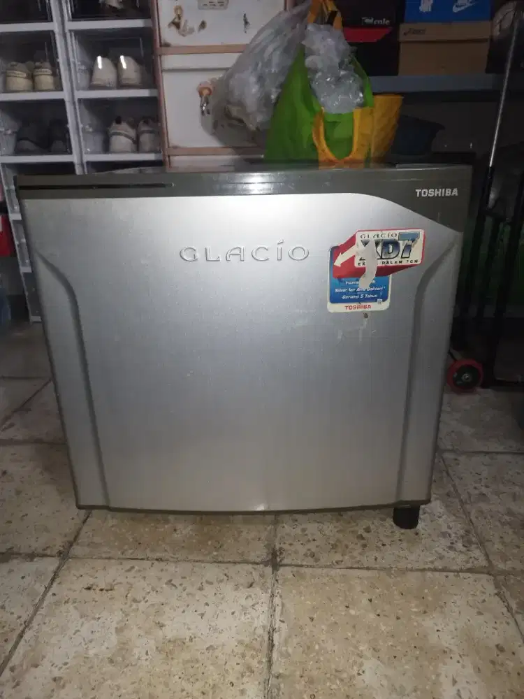 Kulkas mini Toshiba