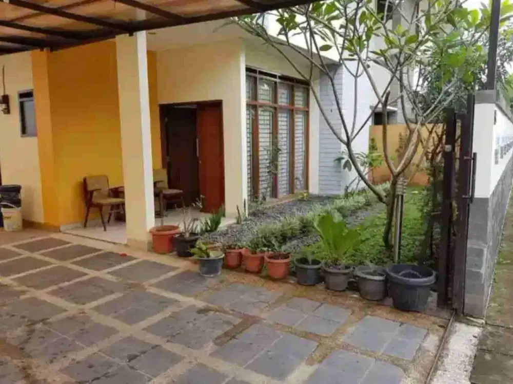 Disewakan Rumah Downslope Semi Furnished di Cipaku Indah