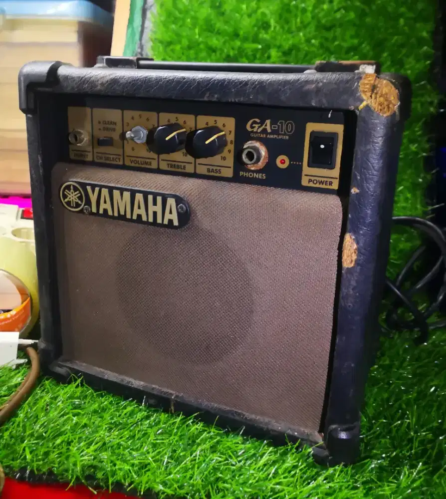 Vintage portable yamaha guitar amplifier ga-10