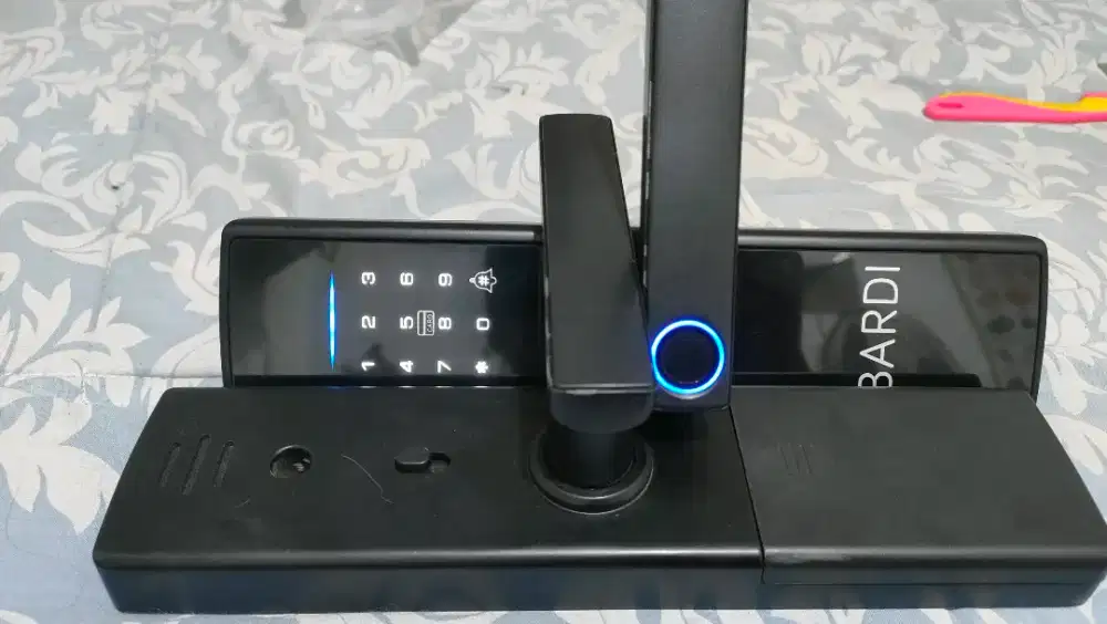 Smart door lock bardi