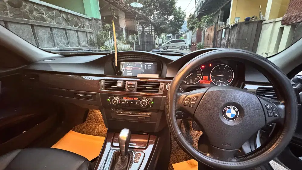BMW 320i 2010 Bensin