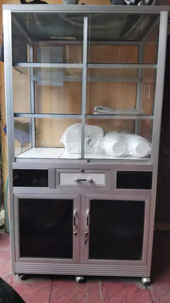 Lemari Etalase dagang