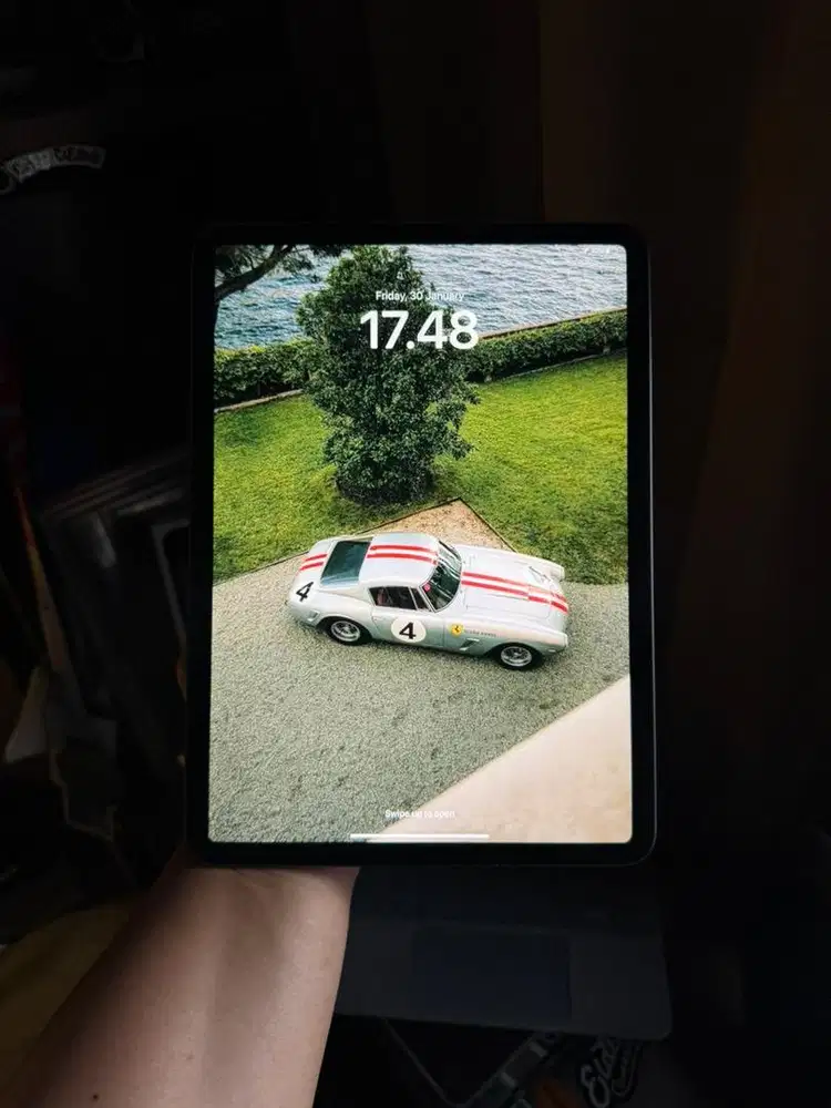 ipad pro gen 3 M1 256gb wifi only ibox + keyboard logitech