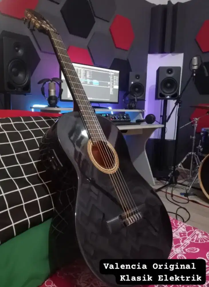 Gitar klasik Valencia elektrik siap manggung