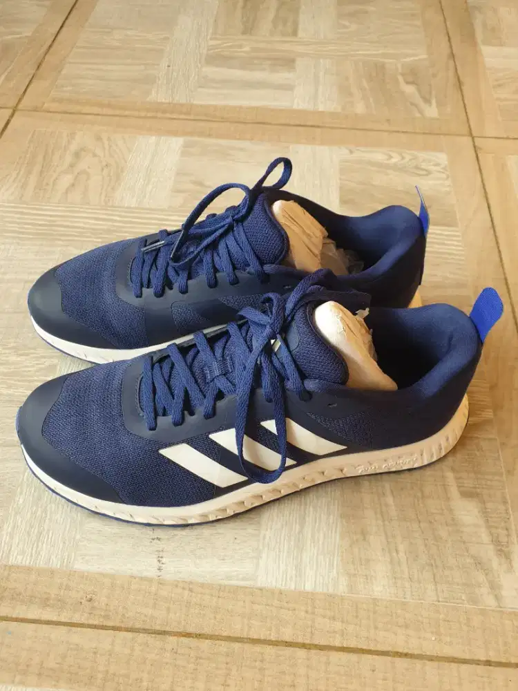 sepatu adidas everyset training biru