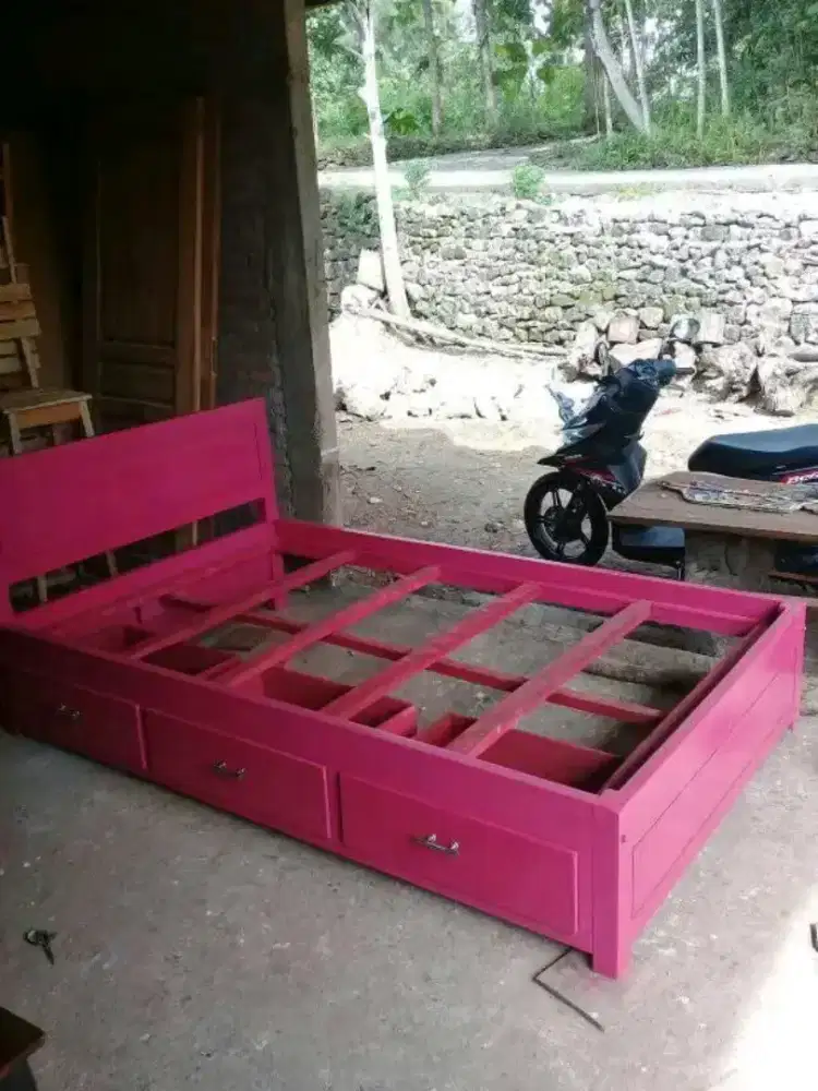 Tempat tidur berlaci kokoh & awet