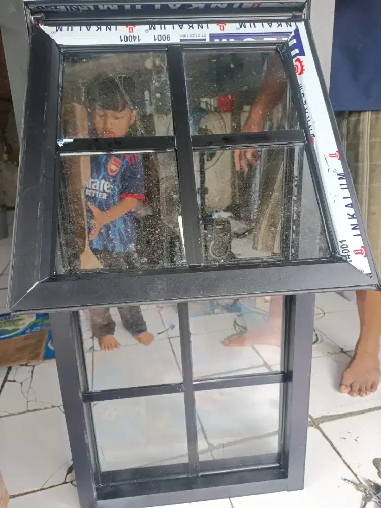 Jendela dan kaca mati dengan desai modern