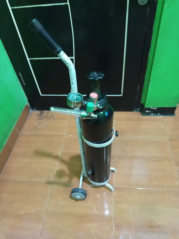 Tabung oksigen alat bantu pernapasan