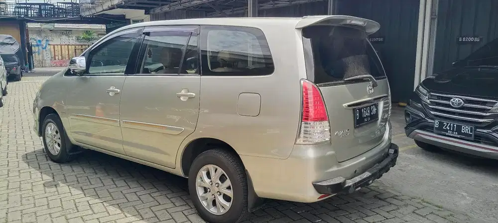 Toyota Kijang Innova 2011 Bensin