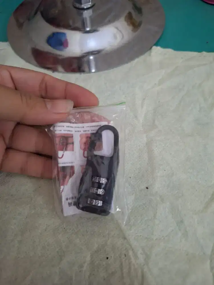 Gembok kode angka 
Untuk koper warna hitam 
Gembok mini portable 
Limi