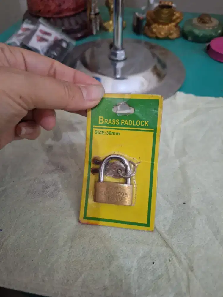 Gembok mini portable 
Gembok dengan 2 kunci 
Limited edition 
Barang