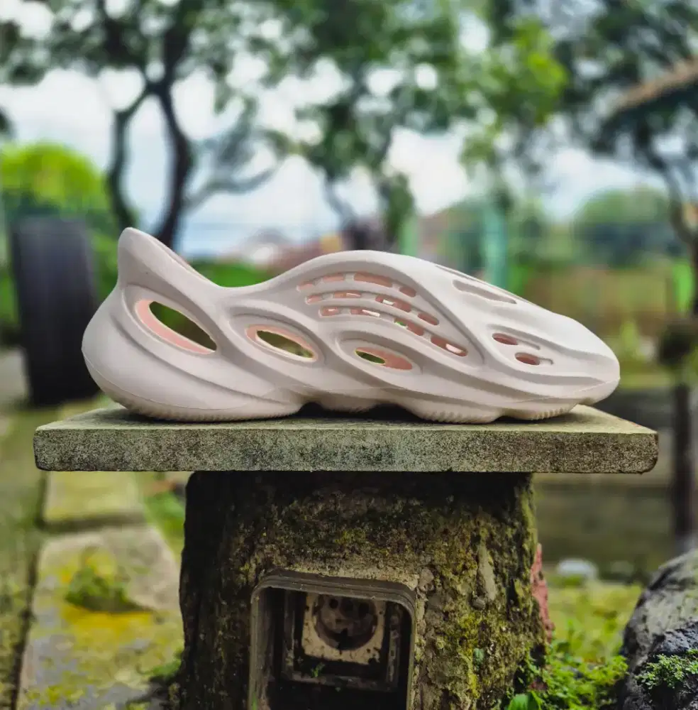 Sandal Pria Wanita Yeezy Foam Runner Unik ,Sporty & Anti Slip