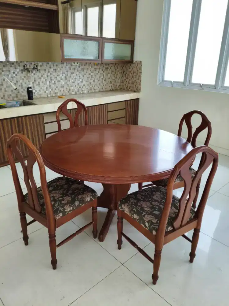 Meja makan jati bundar