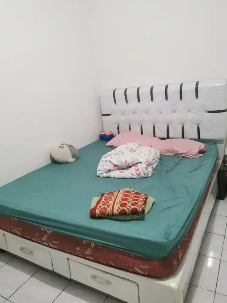 Dipan kasur warna putih