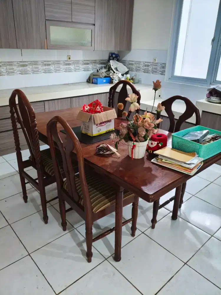 Meja makan persegi jati