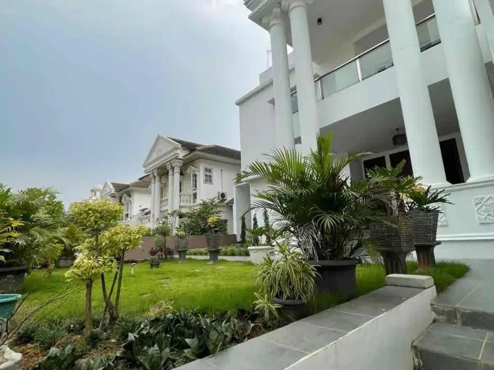Turun Harga.. Rumah Mewah dengan Kolam Renang di Legenda Wisata siap Huni