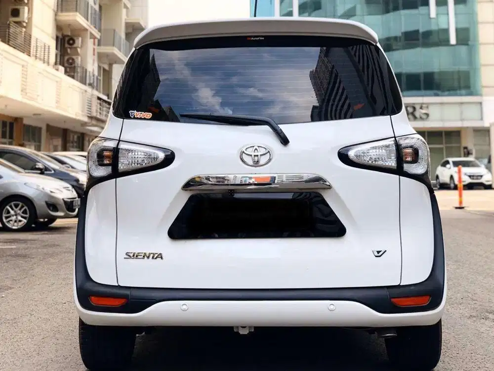 GRAB IT FAST • TOYOTA SIENTA 1.5 V AT 2019 PUTIH