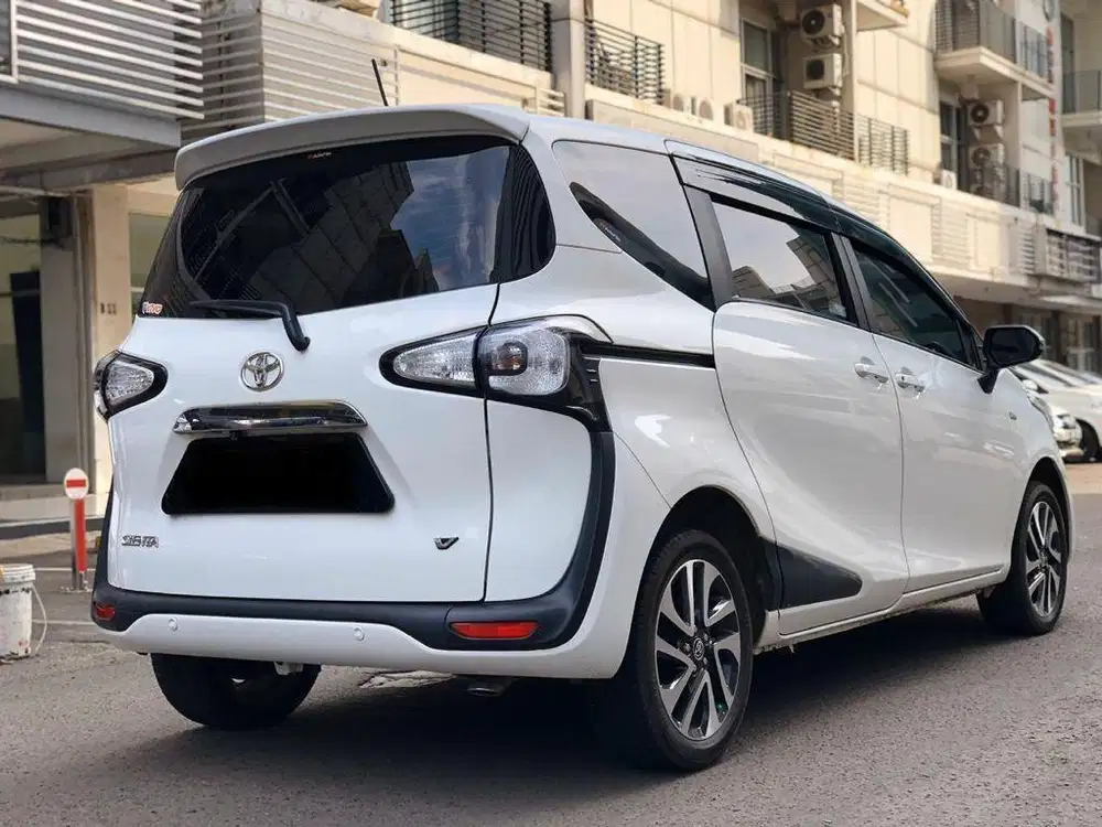 GRAB IT FAST • TOYOTA SIENTA 1.5 V AT 2019 PUTIH