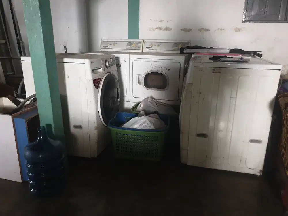 Di jual 2 set mesin cuci dan pengering plus strika uap