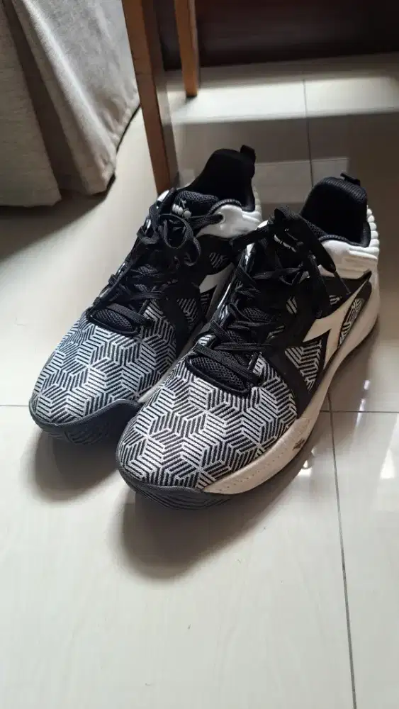 Sepatu Basket Diadora Gaston White