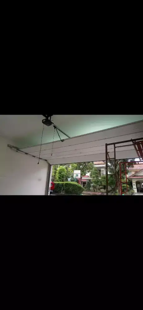 Pintu garasi otomatis