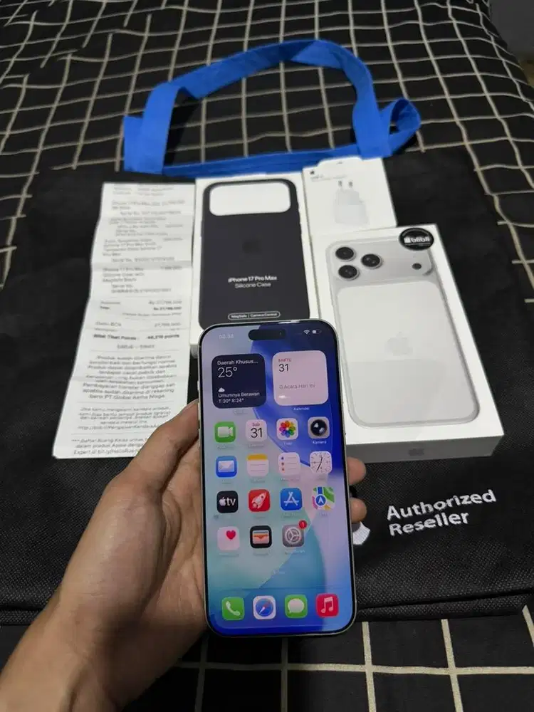 Iphone 17 promax 256 silver like new