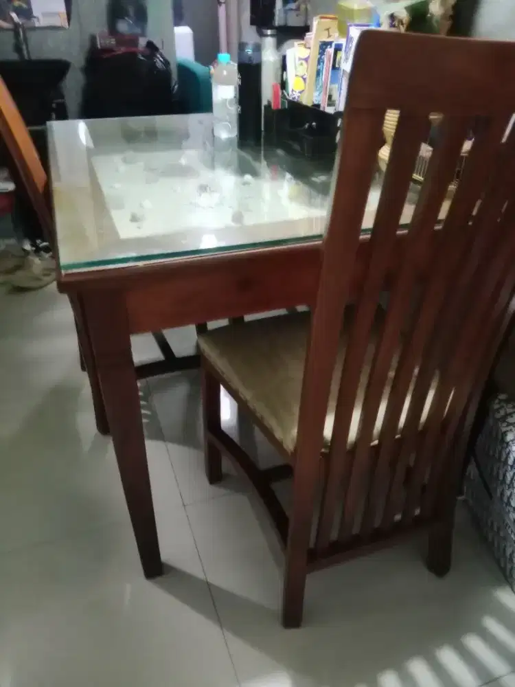 Meja mkn tiga kursi ..pakai kaca