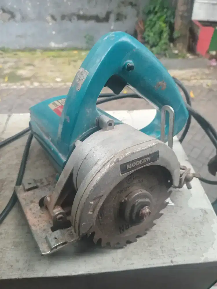 Mesin potong keramik modern