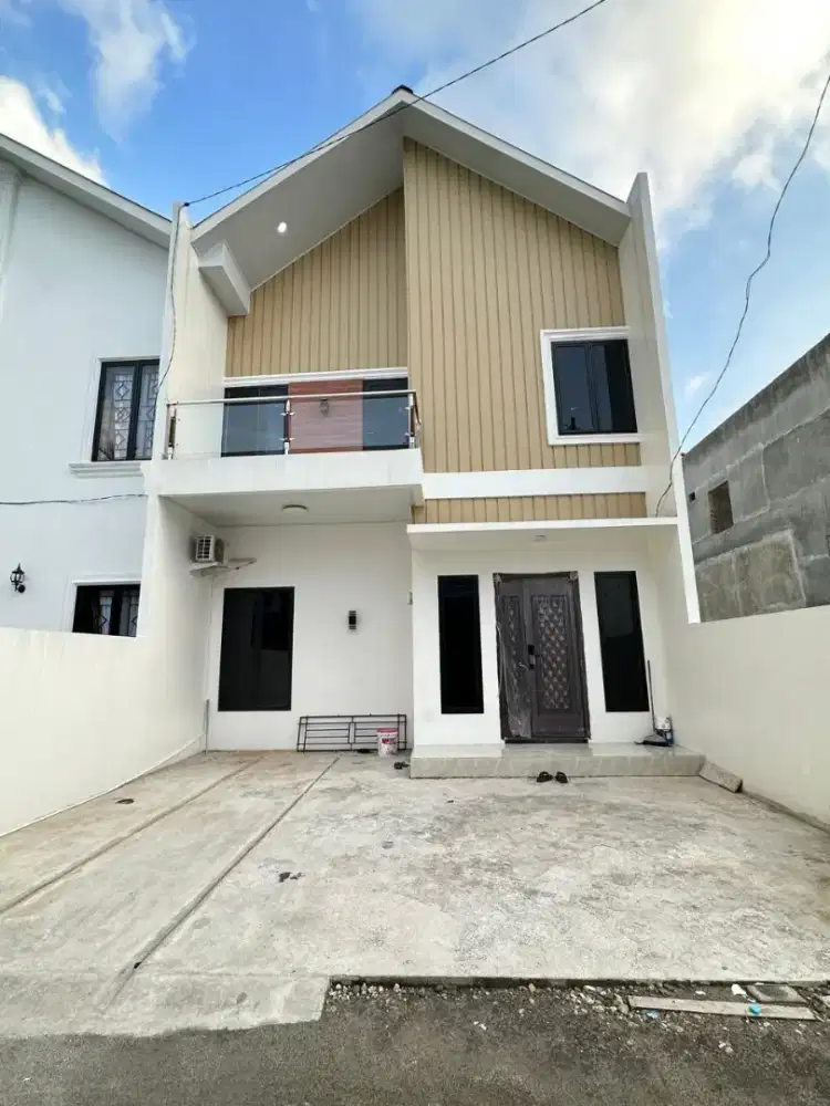 RUMAH MODERN ADA MINI BAR, KAMAR ART, DAN PINTU SAMPING