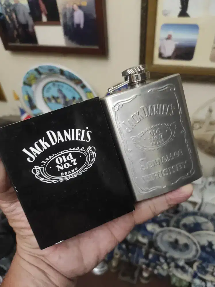 Botol gepeng stainless steel souvenir dari Jack Daniels barang baru