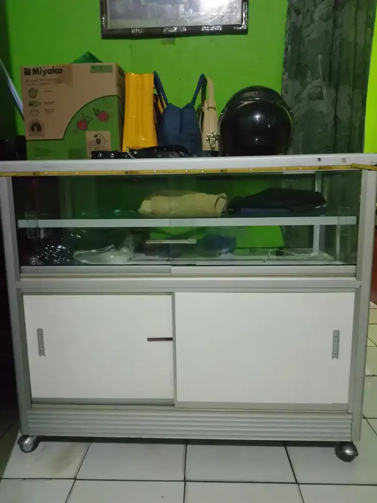 etalase conter hp dan untuk jual kartu dan voucher