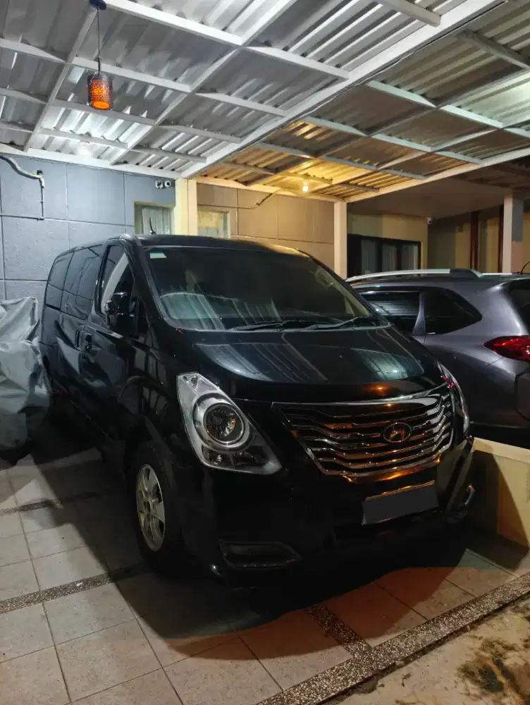 Hyundai H1 4-baris 12-seat