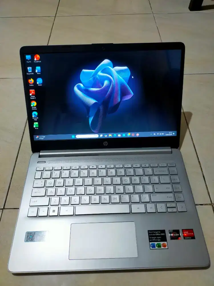Dijual laptop Hp 14s AMD RYZEN 3-3250U Ram 8GB DDR4 SSD 256GB Win 11