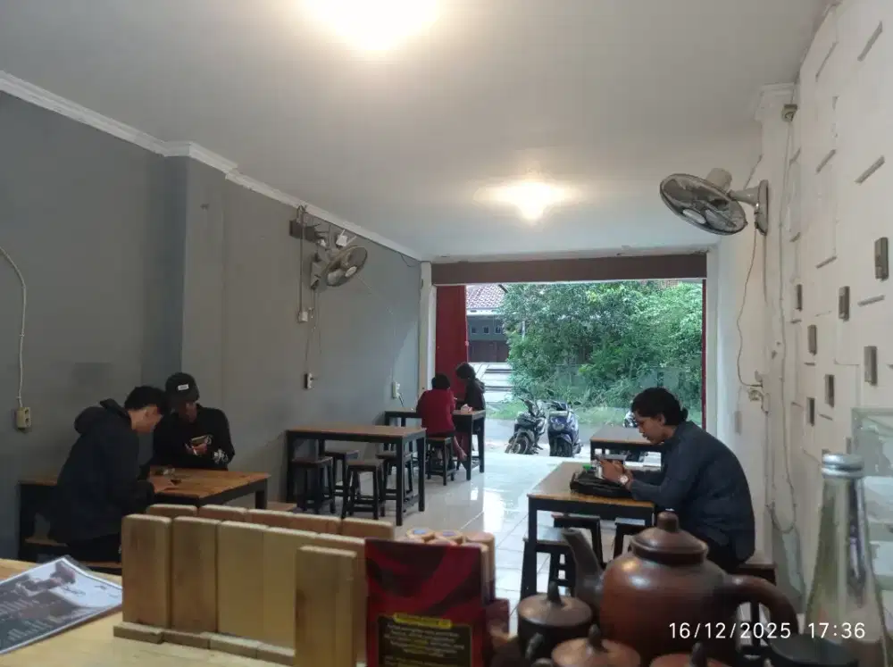 Penjaga Warkop Cewek