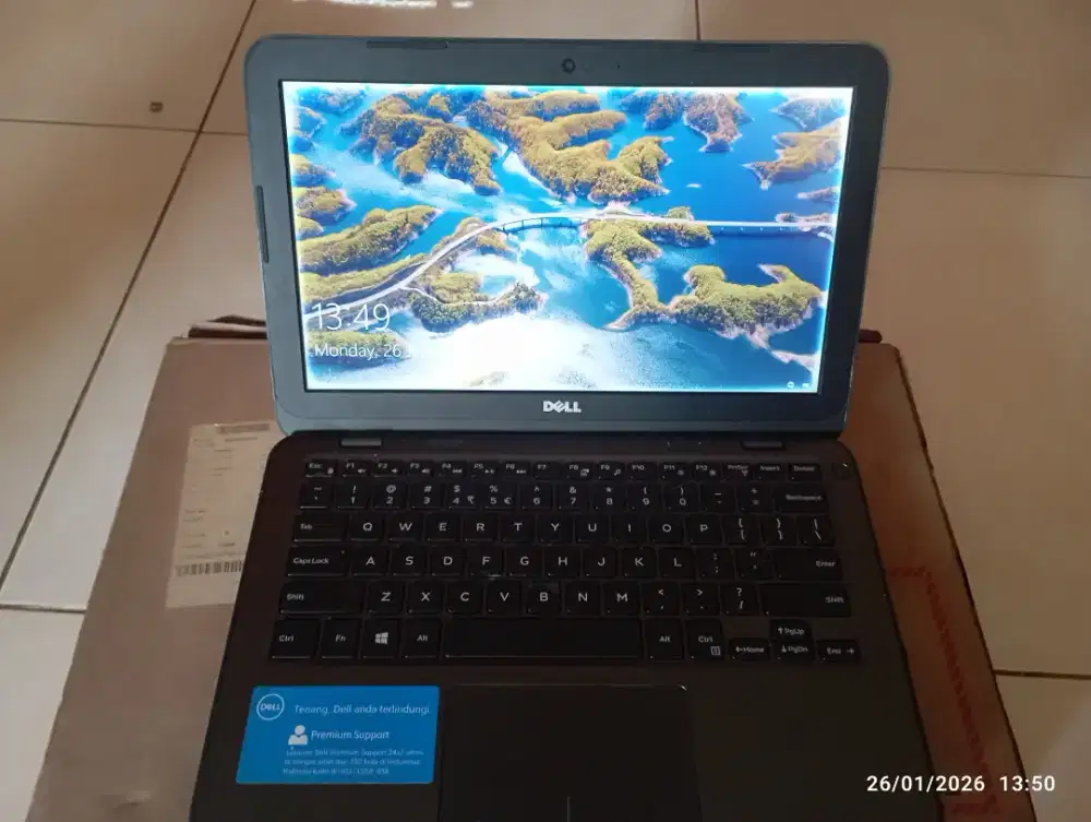 Laptop bekas dan helm kondisi seperti di foto