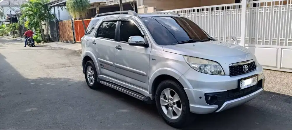 JUAL TOYOTA RUSH TRD SPORTIVO 2015 - SILVER - MANUAL TRANSMISSION