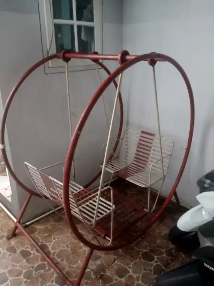 Ayunan bermain anak anak