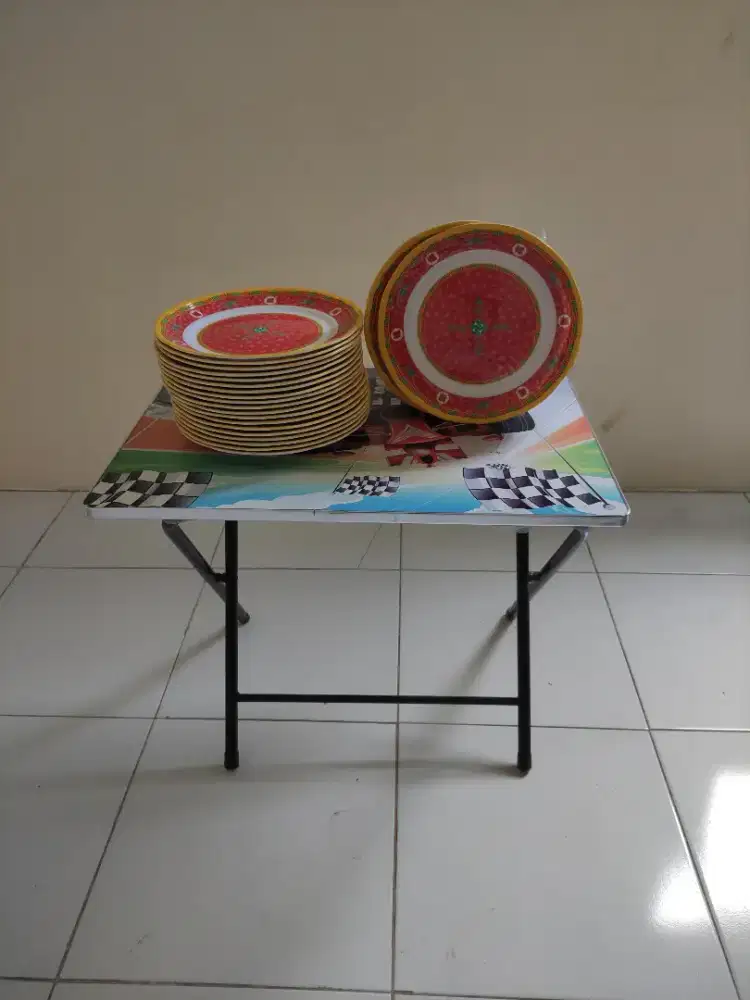 Piring makan melamin