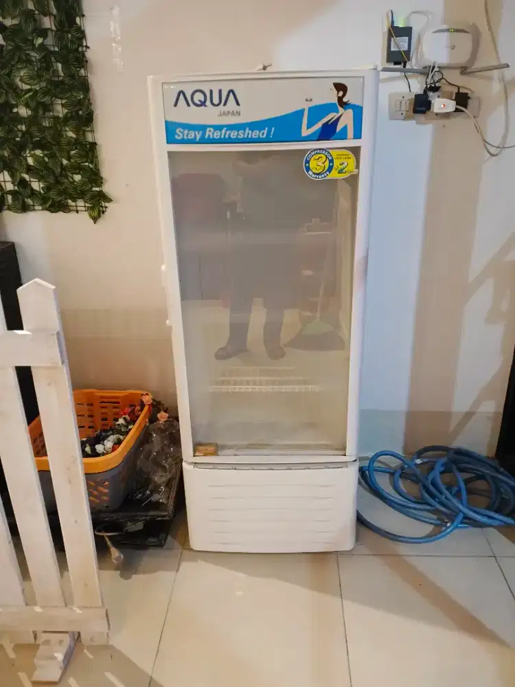 Dijual cepat, showcase merk Aqua