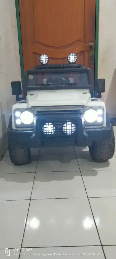 Mobil aki anak Jeep Rocky lengkap remote dan charger ada.