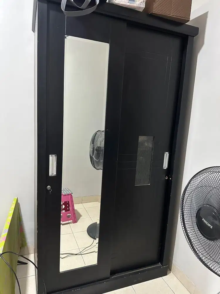 Lemari pakaian sleding