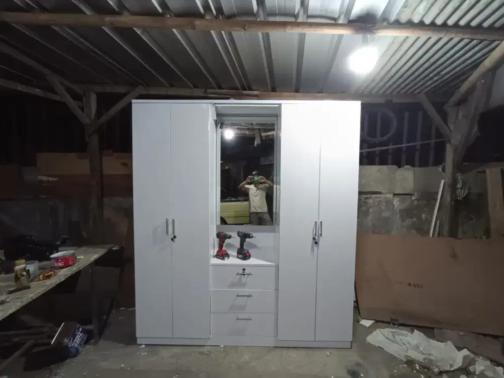 Lemari pakaian minimalis