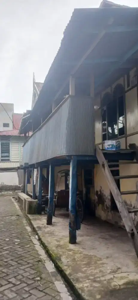 RUMAH 2 LANTAI BATA dan KAYU