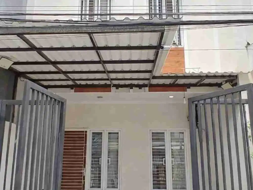 Rumah 3 Lantai Semi Furnish, Hadap Utara Di Taman Ratu Dekat Tanjung Duren, Jakarta  Barat