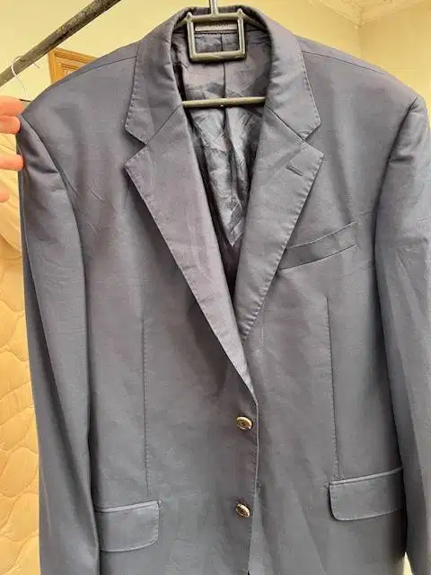 Jas Givenchy Biru Uk L siap pakai tidak ada sobek